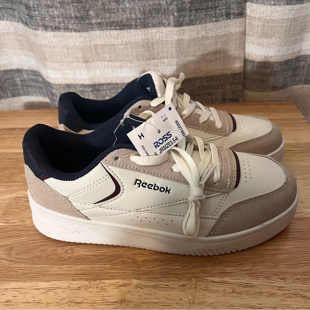 Reebok White‎ Sneakers Size 4K